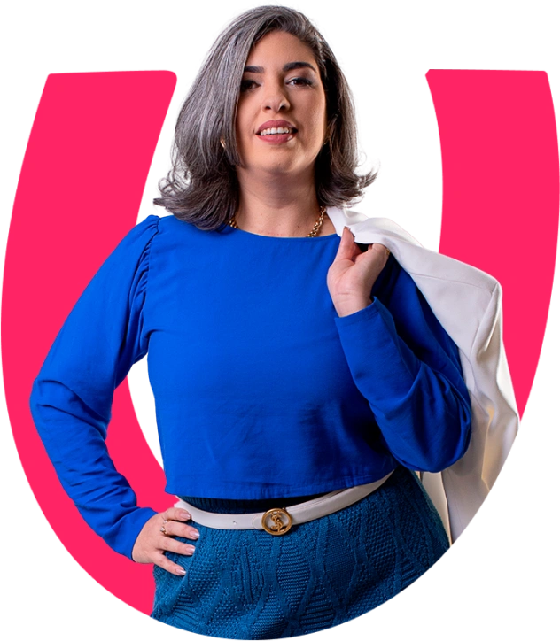 Uliana Ferreira surgindo da letra U, vestida com uma camiseta azul, segurando uma jaqueta branca